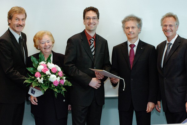 v.l. DGK-Präsident Prof. Dr. Dr. h.c. Gerd Heusch, Aufsichtsratsvorsitzende Ursula Ida Lapp, der Preisträger Dr. Rory R. Koenen, Kongress-Präsident Prof. Dr. Helmut Drexler und Vorstand Siegbert Lapp. v.l. DGK-Präsident Prof. Dr. Dr. h.c. Gerd Heusch, Aufsichtsratsvorsitzende Ursula Ida Lapp, der Preisträger Dr. Rory R. Koenen, Kongress-Präsident Prof. Dr. Helmut Drexler und Vorstand Siegbert Lapp.